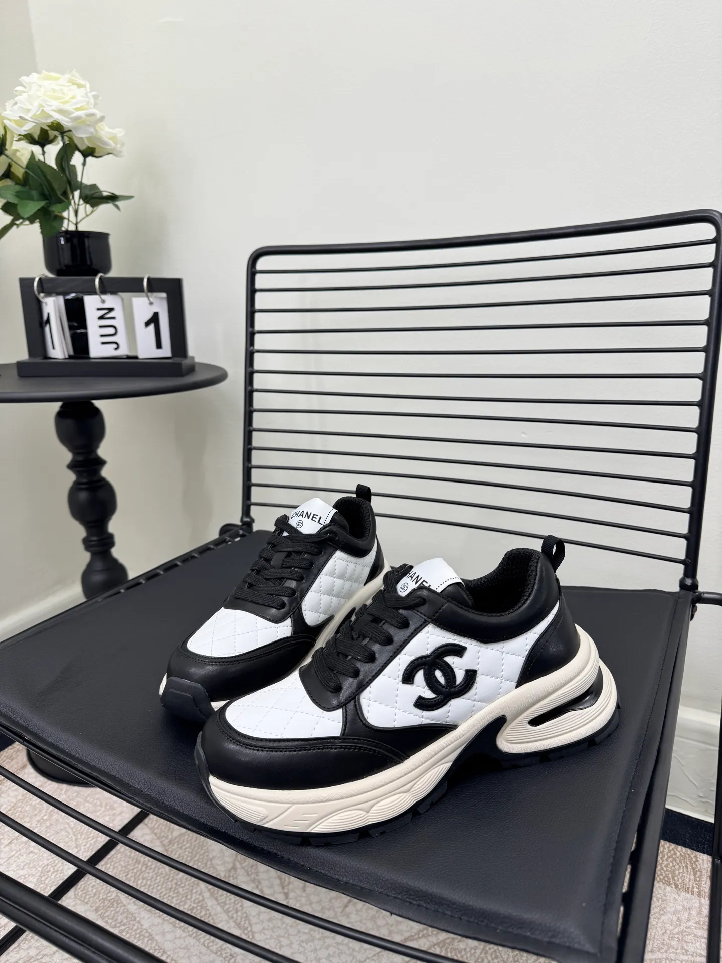 Men's men's shoes pP660! Size: 35-41 Chanel 25C new Chanel sports and casual shoes. Versatile white shoes. You can’t go wrong with the styles. The contrasting colors are full of vitality. The logo embossed on the side is very delicate on the feet. The upper is made of original customized materials. The original outsole.